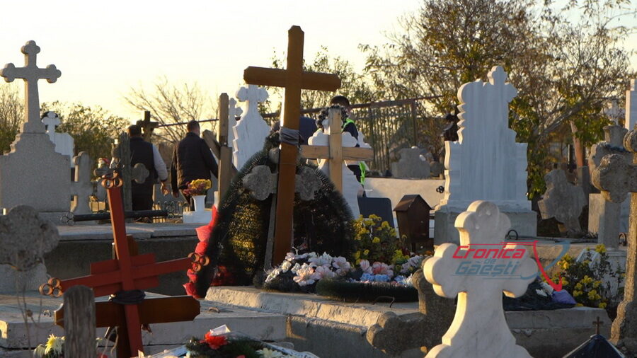 Descoperire şocantă în cimitirul din Petreşti, Corbii Mari. Zece morminte au fost profanate