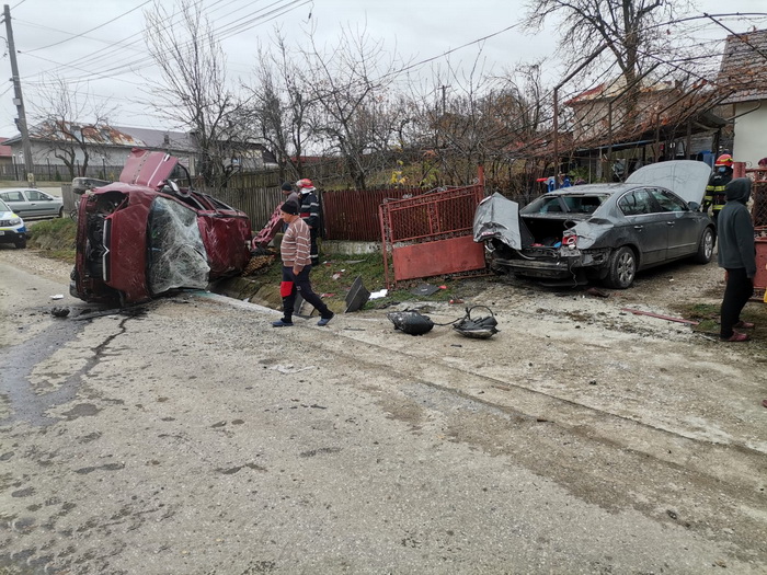 Accident grav în comuna Ludești. O mașină s-a răsturnat, șoferii au fost răniți