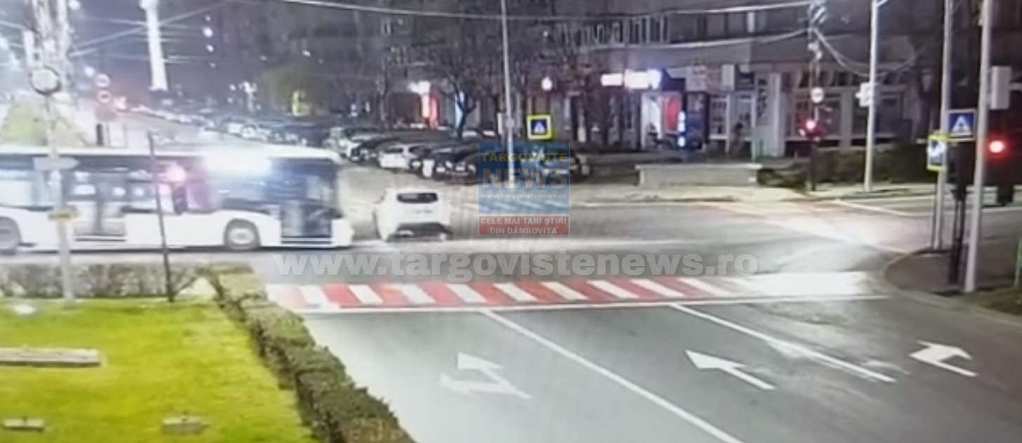 VIDEO – Inconştienţă la volan, în Târgovişte. Un şofer a fost filmat când trece cu maşina pe roşu, cât pe ce să intre într-un autobuz