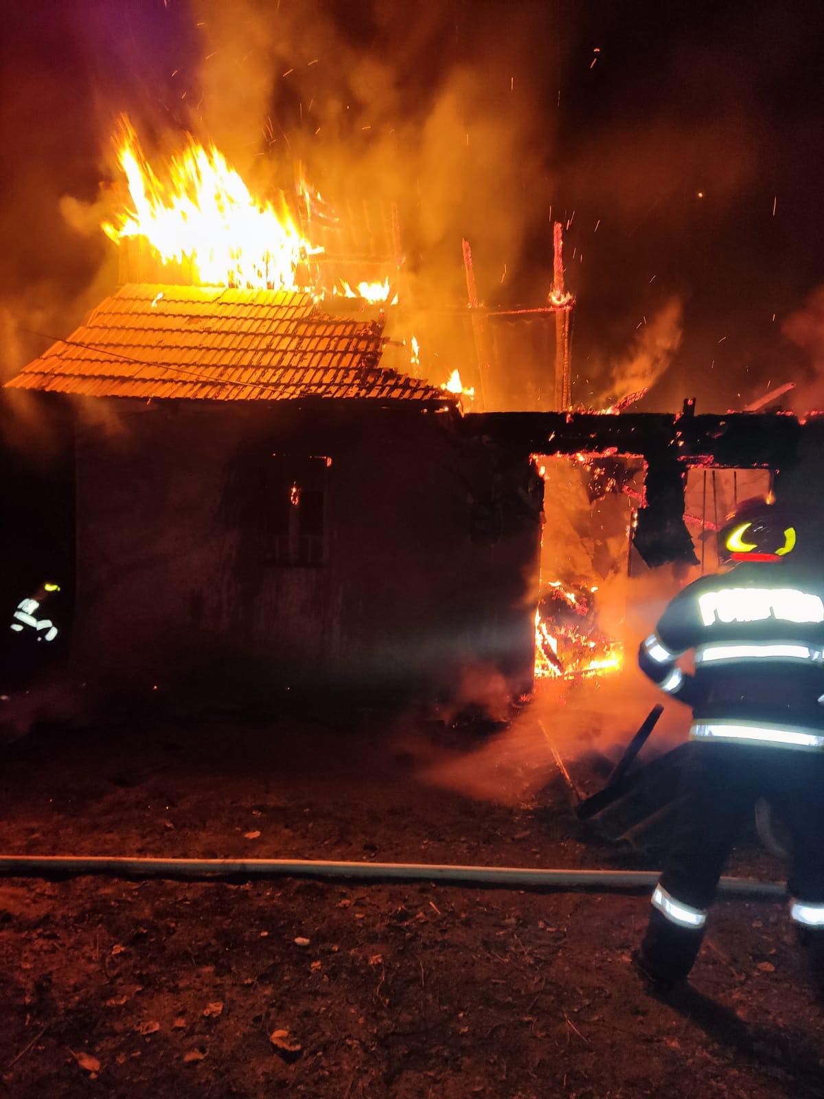 O casă a ars în totalitate, noaptea trecută, la Bărbuleţu