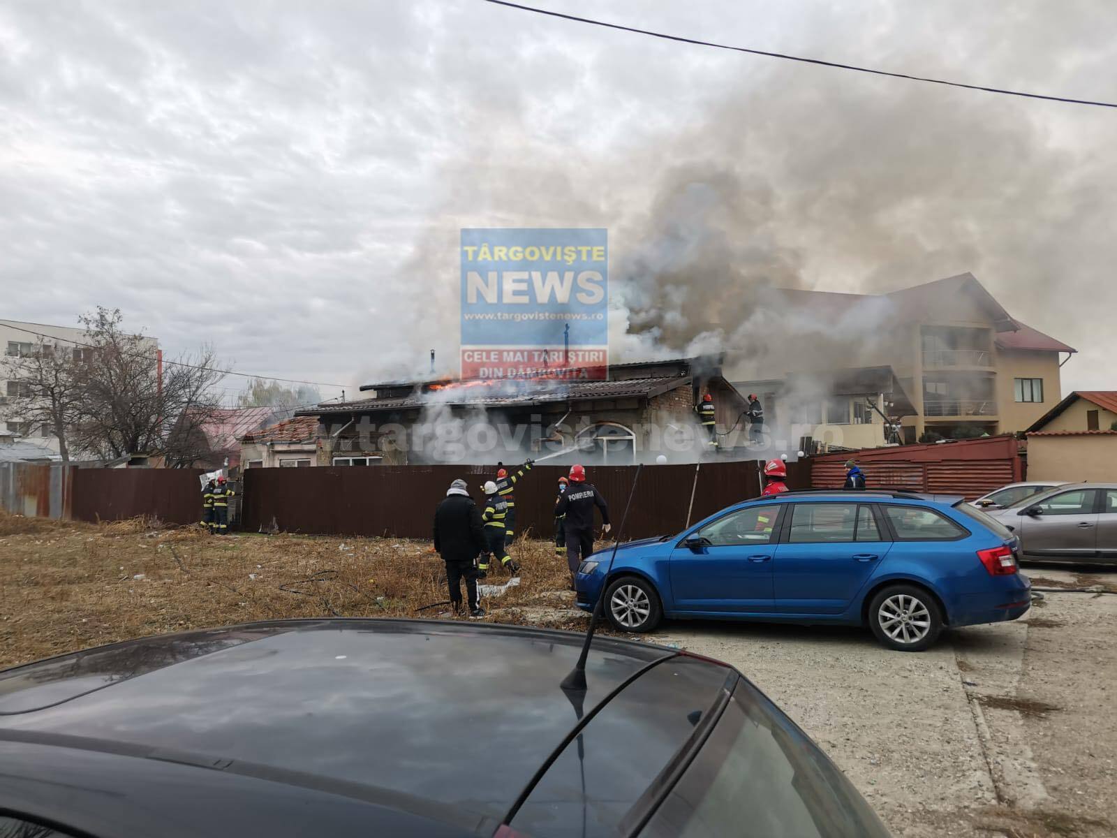 FOTO/VIDEO – Intervenție de urgență în spatele Tribunalului Dâmbovița. O casă a luat foc