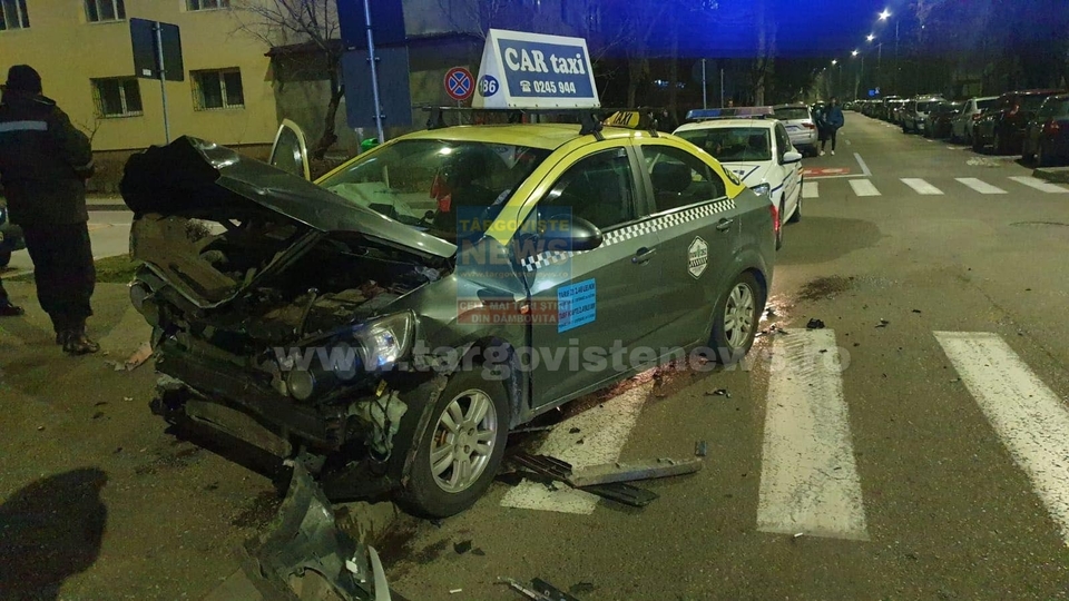 ACUM – Accident în Târgovişte. O maşină s-a izbit cu un taximetru. O persoană a fost rănită