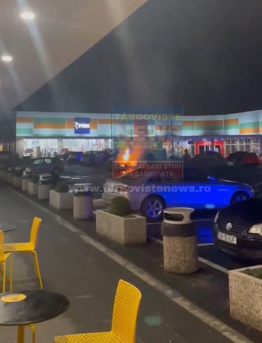 VIDEO – Panică în parcarea de lângă KFC, în Târgovişte. O maşină a fost cuprinsă de flăcări uriaşe