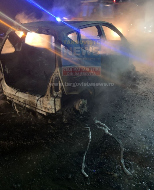 VIDEO – O maşină a ars ca o torță, aseara, pe DN7, la Slobozia Moară