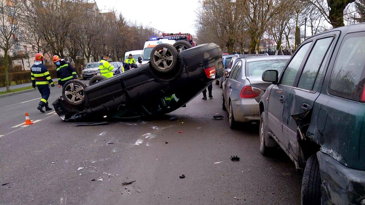 Târgoviște – O șoferiță și-a aruncat privirea în telefon și s-a răsturnat cu mașina