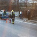 ACUM – O maşină s-a răsturnat pe o stradă din Moreni