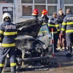 FOTO/VIDEO: O maşină a fost distrusă de flăcări, în centrul oraşului Târgovişte
