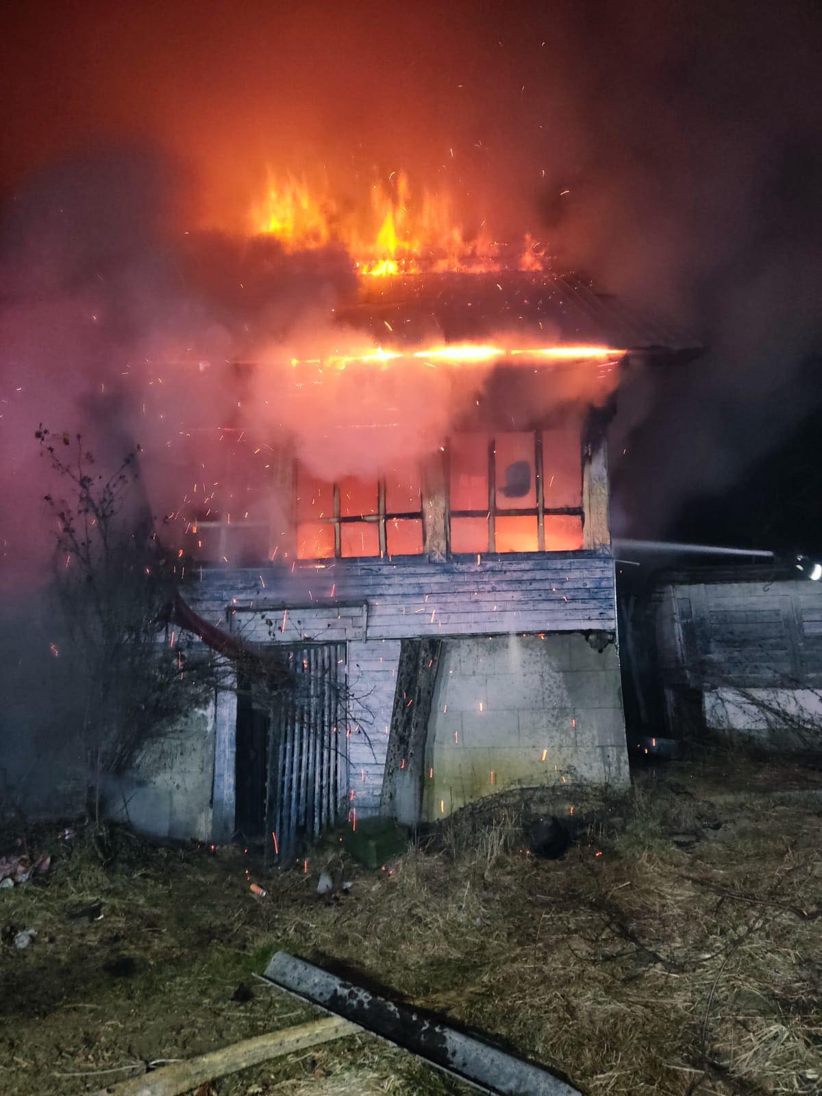 O casă a fost distrusă de flăcări, azi-noapte, la Văleni. Proprietara, o femeie de 90 de ani a fost intoxicată cu fum