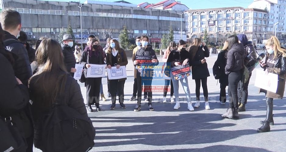 Protestul elevilor, la Târgovişte: “Vrem burse şcolare, nu pensii speciale!”