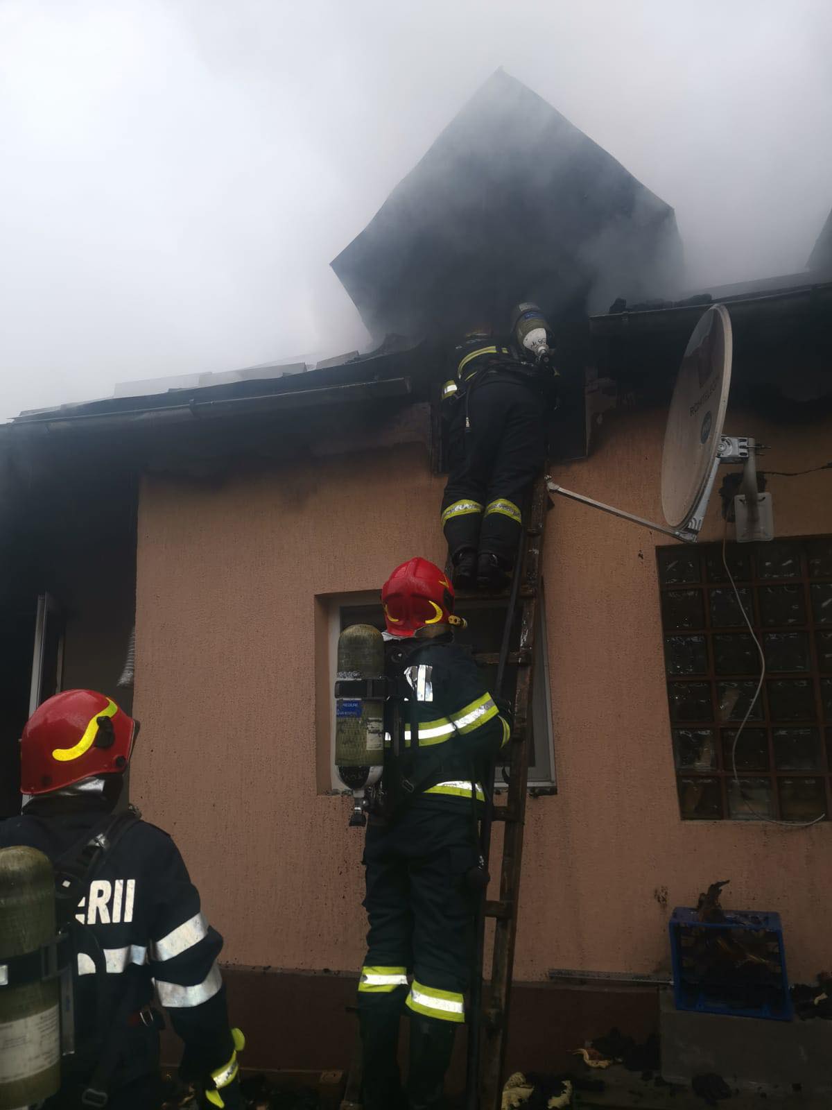 O casă a luat foc, la Tătărani