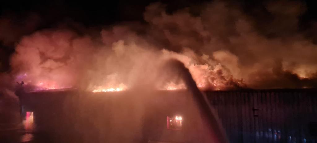 FOTO/VIDEO – Doi pompieri au fost răniți într-un incendiu violent izbucnit la o fabrică de mezeluri