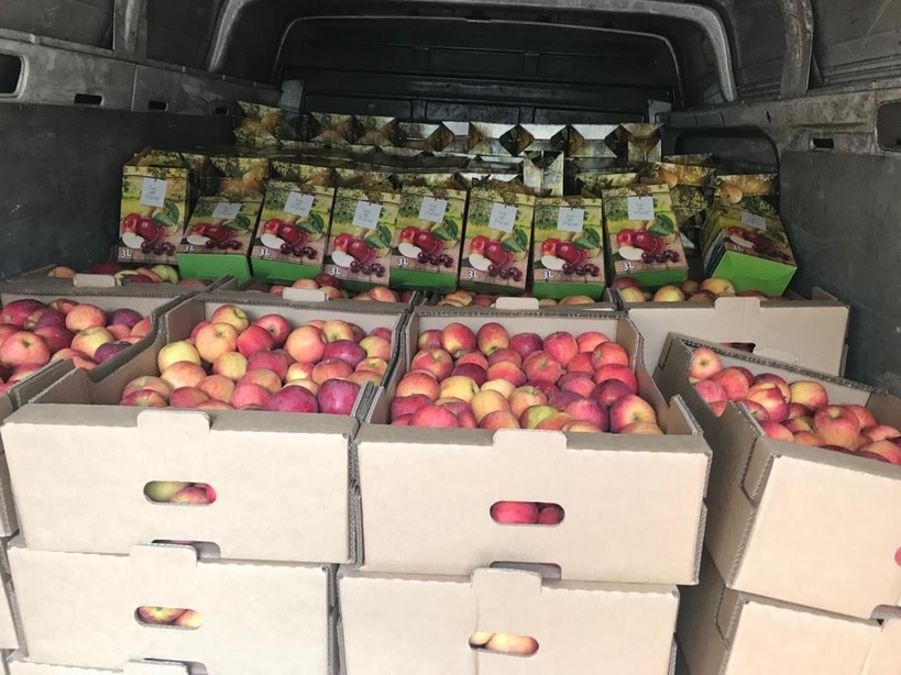 Pomicultorii din Voineşti au donat refugiaţilor din Ucraina două tone de mere şi 300 de litri de suc natural