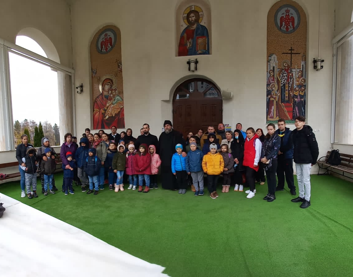 “Hristos împărtășit copiilor” – Tinerii din Parohia Comişani, în pelerinaj la Mânăstirea “Caraiman”