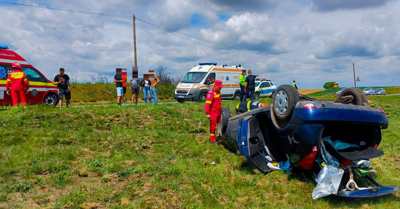 ACUM – O mașină s-a răsturnat pe drumul din Morteni. O persoană este rănită