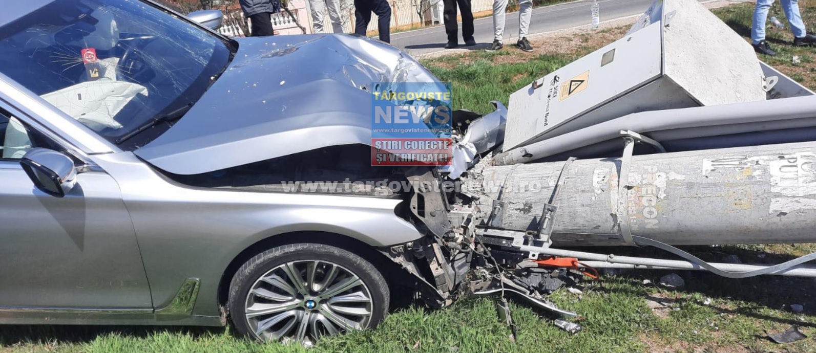 VIDEO – Un şofer şi-a distrus limuzina de zeci de mii de euro, după ce a retezat un stâlp, iar apoi a distrus o staţie de autobuz