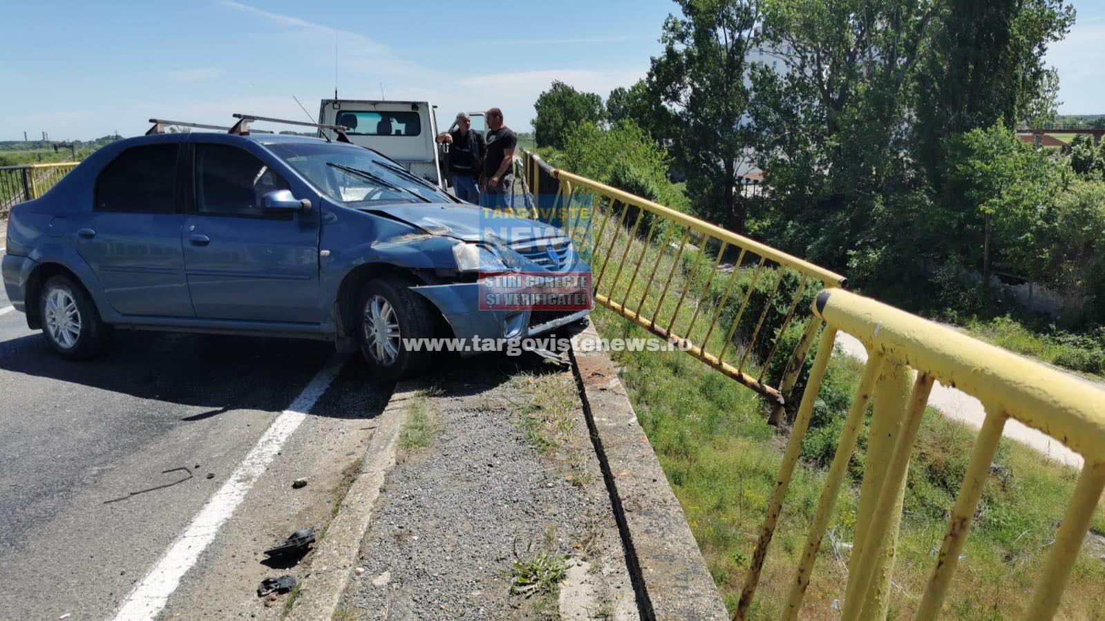 VIDEO – Trei maşini s-au izbit violent pe podul de la Fusea. Un autoturism, la un pas să cadă în gol de pe pasarelă