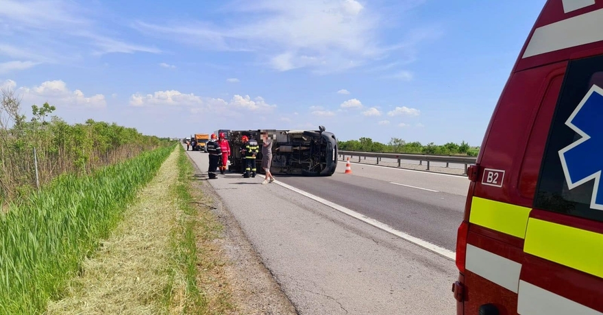 O camionetă încărcată cu fructe s-a răsturnat pe Autostrada Bucureşti – Piteşti, la kilometrul 70