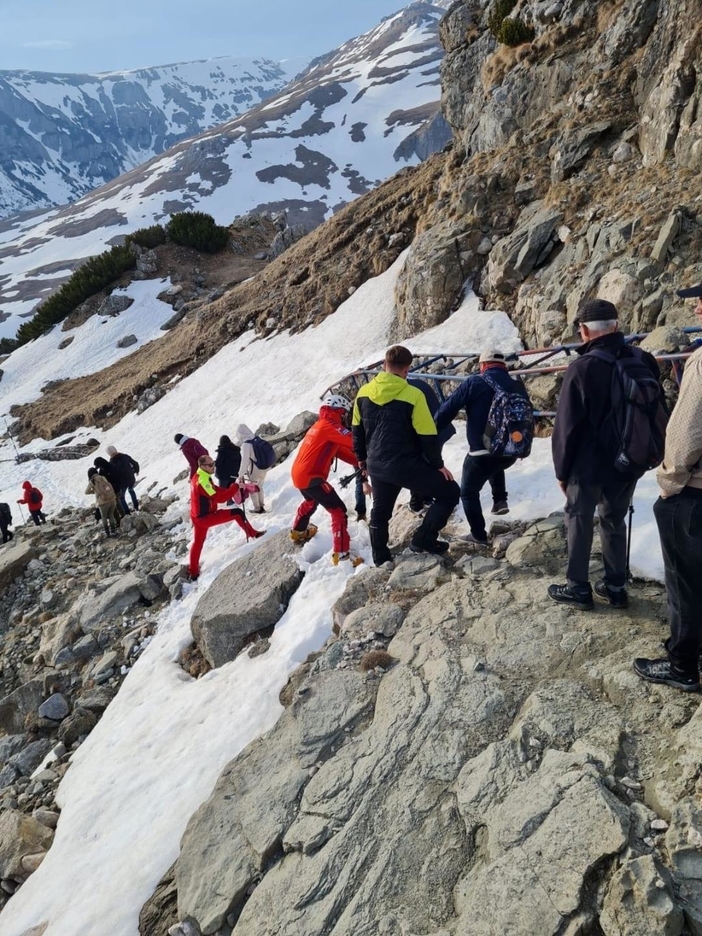 21 de turişti au avut nevoie de ajutorul salvamontiştilor după ce s-au aventurat pe un traseu impracticabil