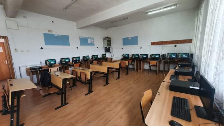 Şcolile gimnaziale Şelaru şi Răscăeţi au câştigat 30 de calculatoare prin programul #DămClickPeRomânia