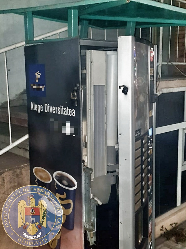 Doi tineri au spart un automat de cafea, în toiul nopţii. S-au ales cu dosar penal pentru 70 de lei