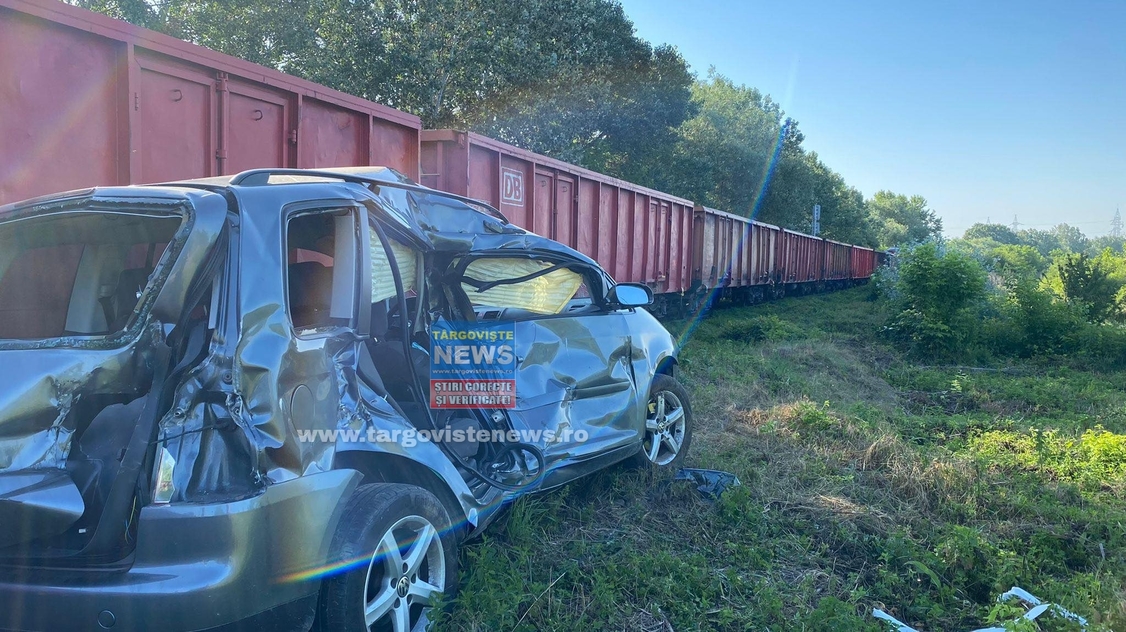 O maşină a fost spulberată de un tren marfar, la Aninoasa! Imagini cu puternic impact emoţional