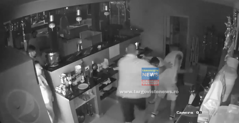 Imagini şocante! Patronul unui bar din Dâmbovița a fost snopit în bătaie de doi clienți. Camerele de supraveghere au surprins răfuiala