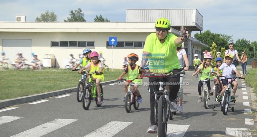 Zeci de elevi au pedalat împreună cu profesorii lor, în Târgoviște. Cum a devenit această acțiune o tradiție￼