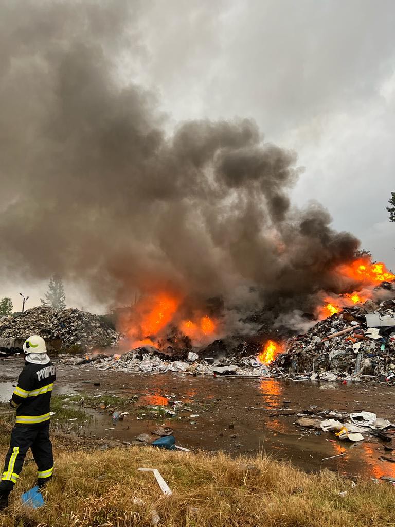 FOTO/VIDEO – Incendiu de proporții la un centru de reciclare, în Târgoviște