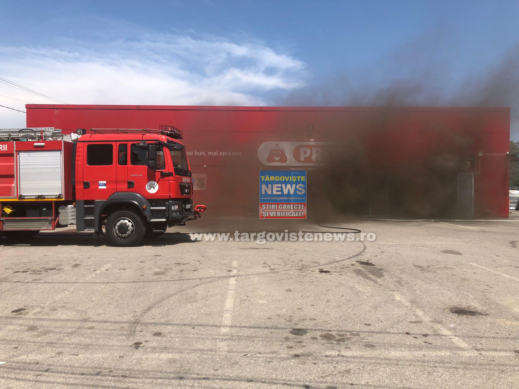 ACUM – Incendiu de proporţii în cel mai mare magazin din Cojasca. Martorii au auzit o explozie