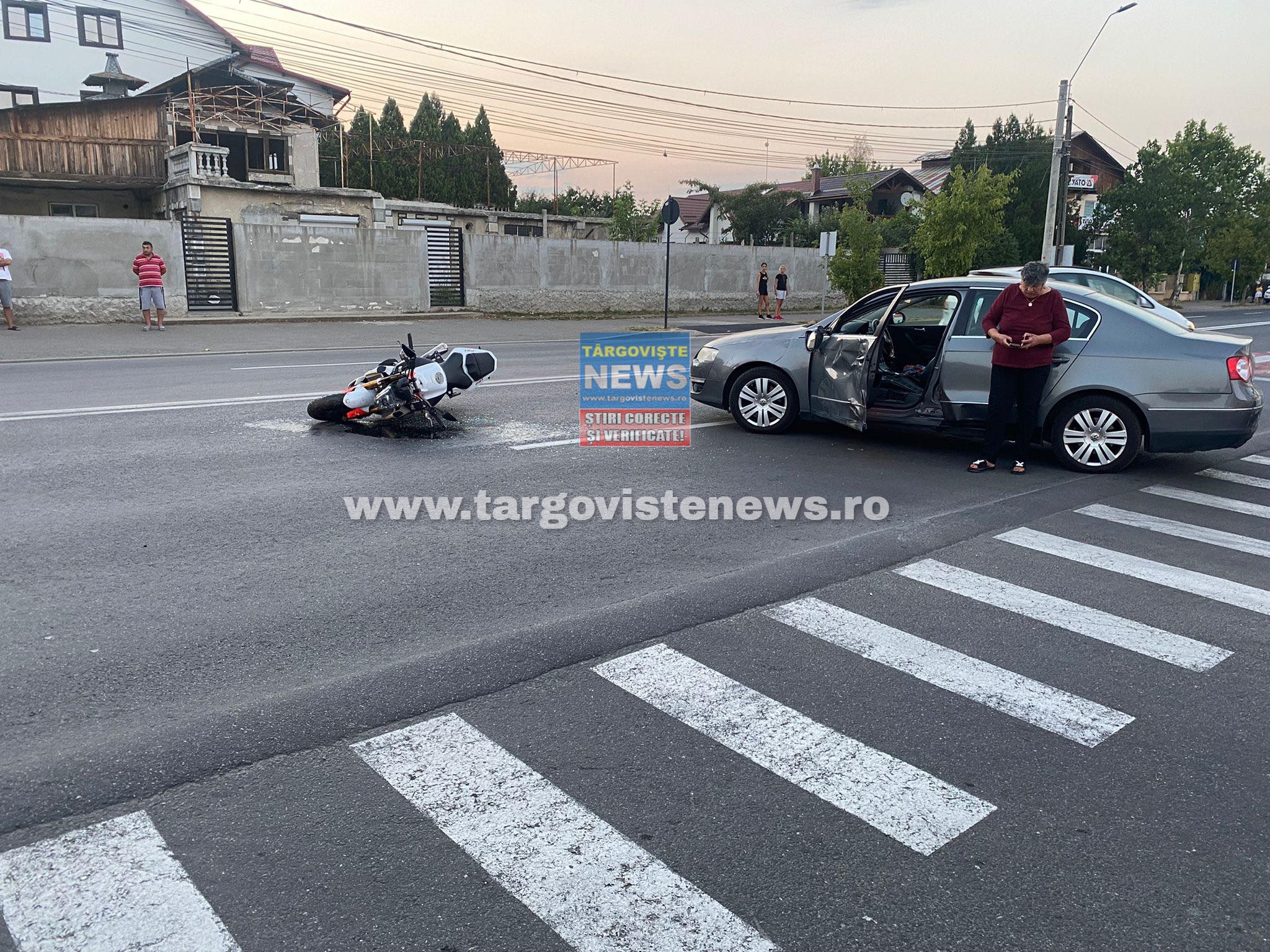 FOTO/VIDEO: Un şofer a accidentat un motociclist, la ieşirea din parcarea unui supermarket, în Târgovişte