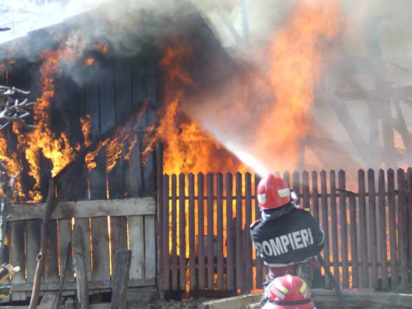 ACUM – Intervenţie dificilă în comuna Vârfuri. Un incendiu violent a cuprins o casă şi o maşină