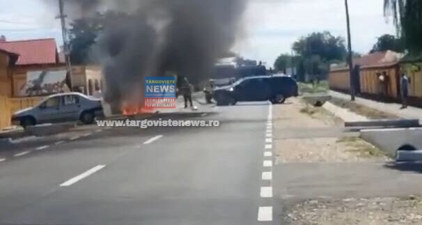 VIDEO – O maşină a luat foc după ce un autoturism de teren a izbit-o în plin. Şoferul nevinovat, blocat la volan şi scos la limită afară