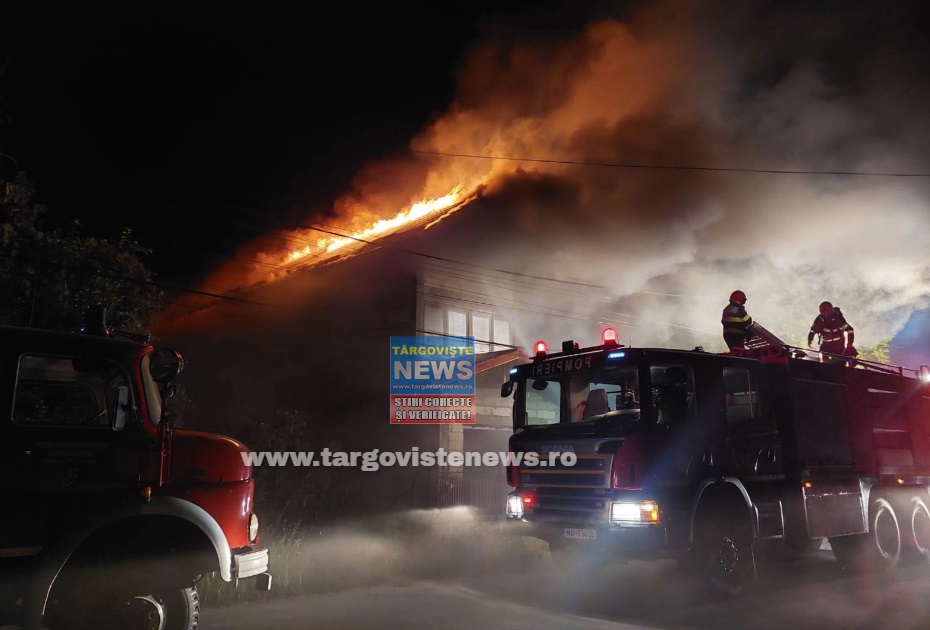 VIDEO – Un incendiu de proporţii a mistuit o casă din Săcuieni. Martorii spun că incendiul ar fi fost provocat de petardele aruncate din stradă