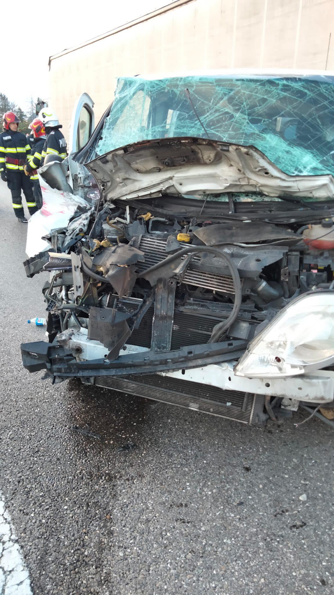 ACUM – Accident la intrarea în Săcuieni. Un şofer şi trei muncitori au fost răniţi
