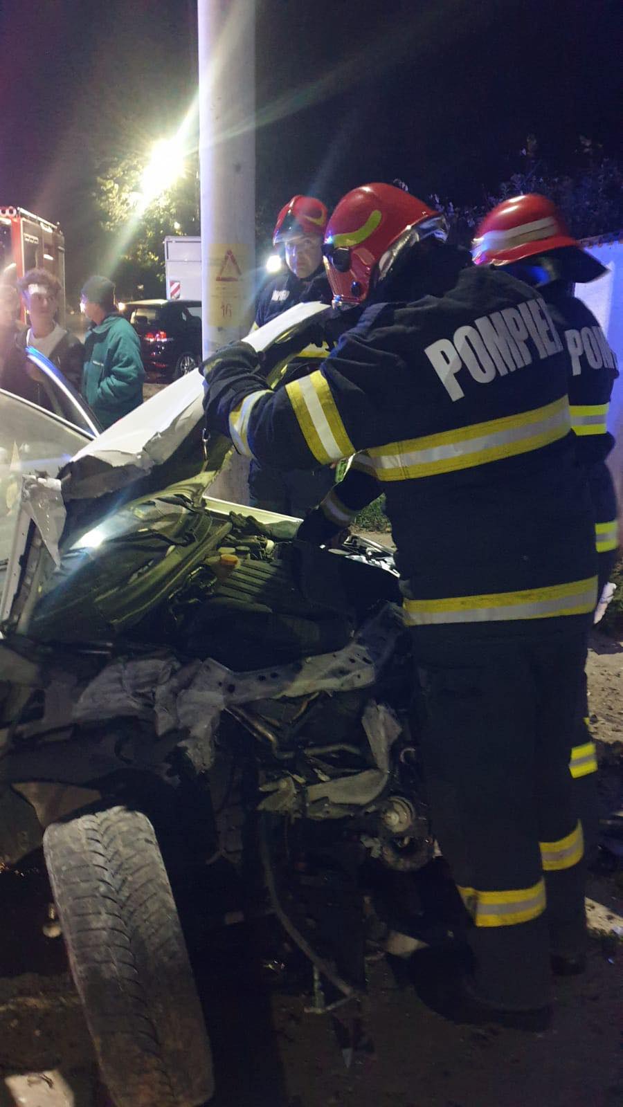 ACUM – Accident în Târgovişte. Două persoane sunt rănite după ce un autoturism a intrat într-un stâlp