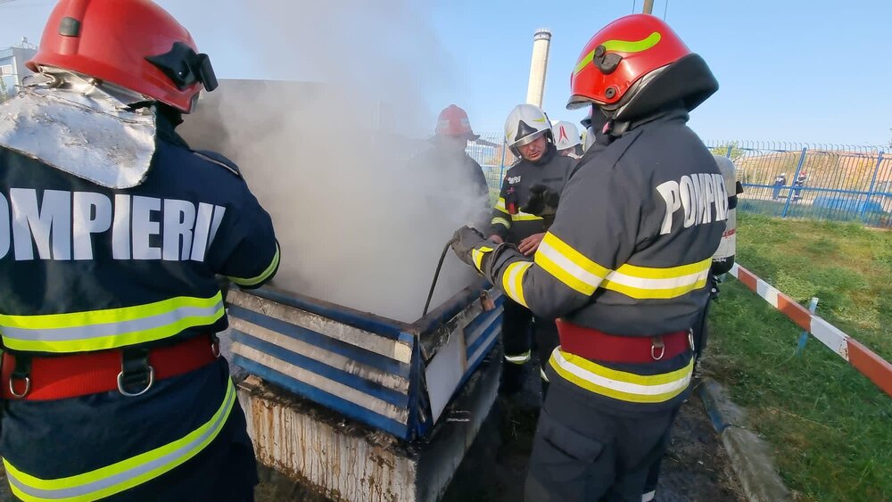 FOTO/VIDEO: Târgovişte – Incendiu în zona platformei industriale