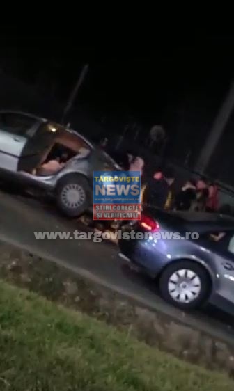 VIDEO – Accident la Racoviţa. Patru oameni sunt răniţi după ce trei maşini s-au izbit