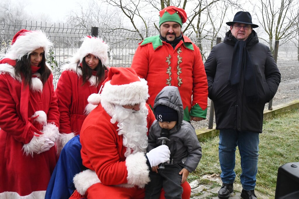 Moș Crăciun a adus bucurie în grădinițele și școlile din Răcari! Și o mulțime de daruri!