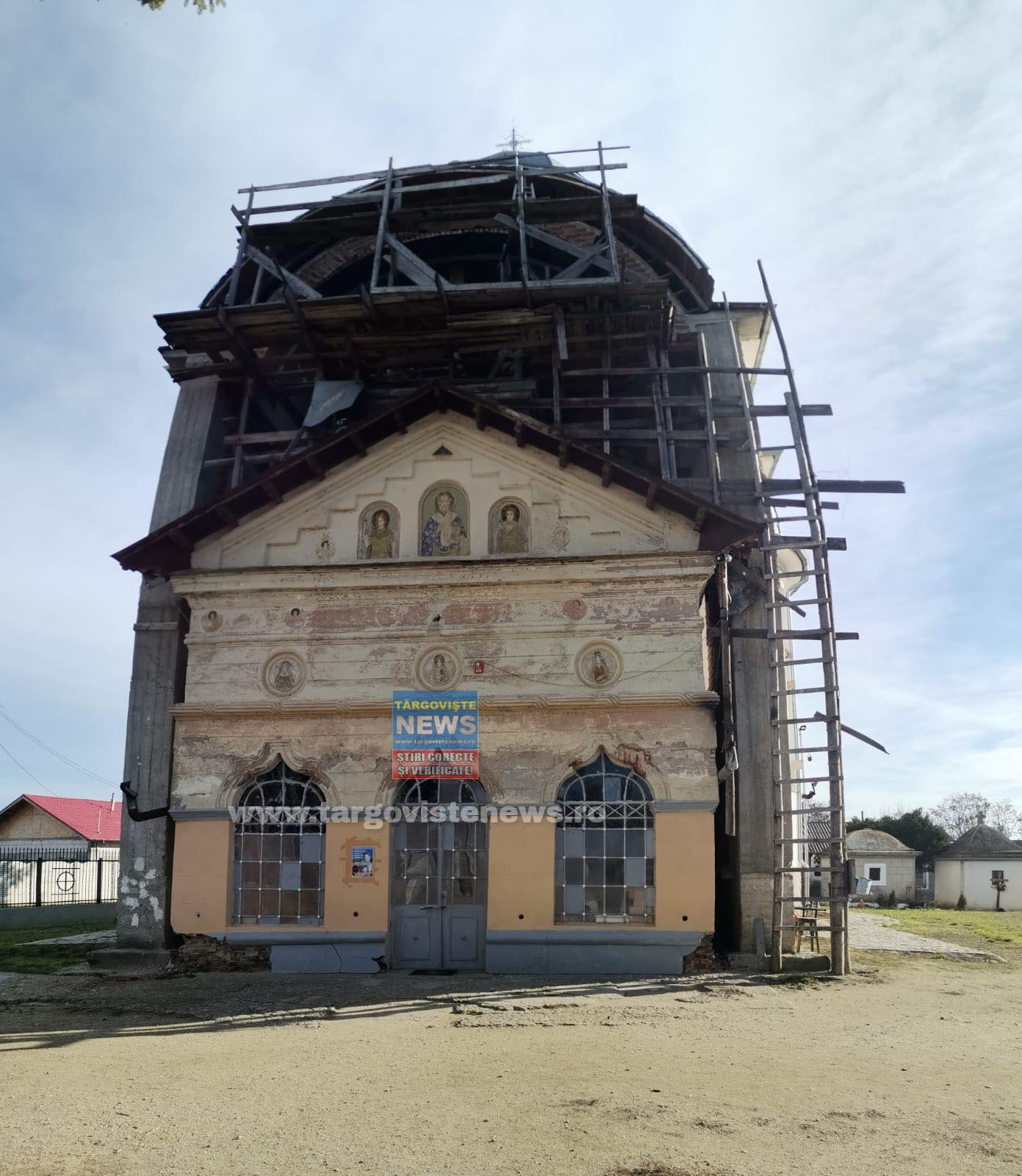 Ziduri groase, ridicate peste biserica monument istoric din Româneşti, Potlogi