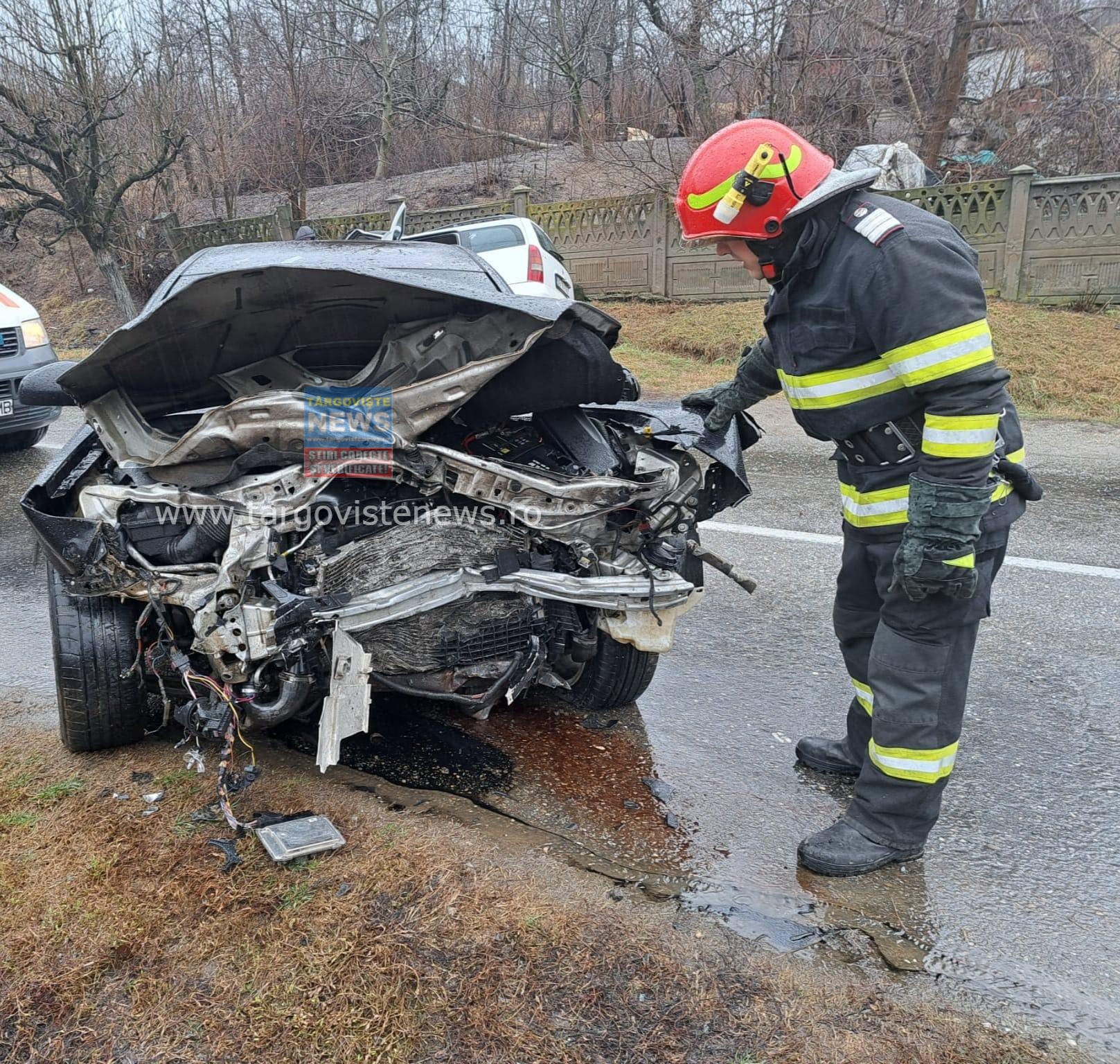 FOTO/VIDEO: Un tânăr şofer din Voineşti, implicat într-un grav accident de circulaţie, în Argeş