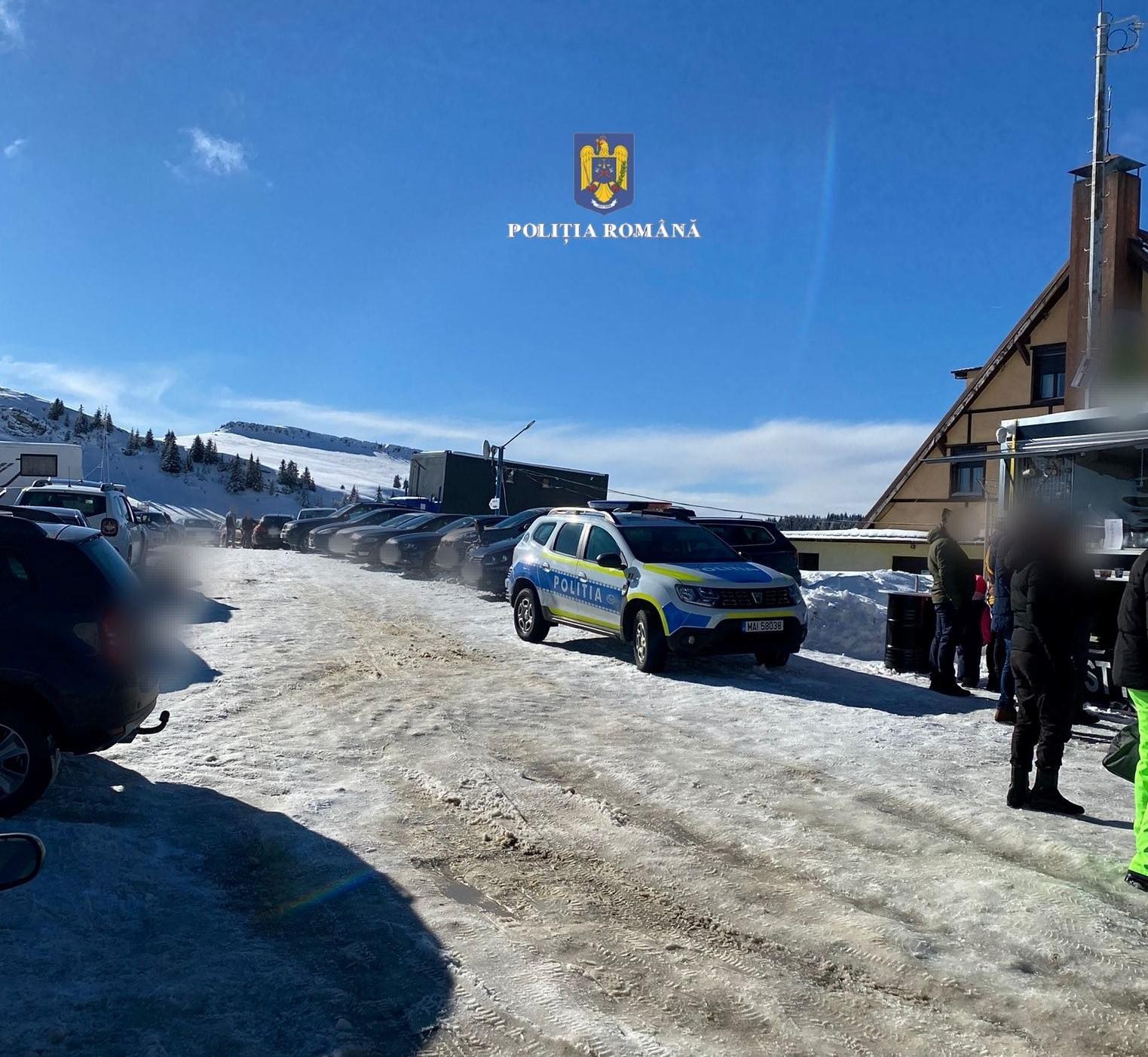 Polițiștii, prezenți în mijlocul turiștilor, în zona montană. Ce trebuie să știți dacă urcați pe drumul acoperit de zăpadă sau polei