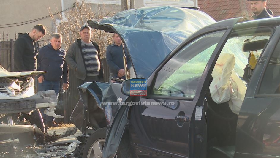 FOTO/VIDEO: Intervenţie de urgenţă pe Valea Dâmboviţei după un impact violent între două maşini. Un şofer de 78 de ani a fost rănit