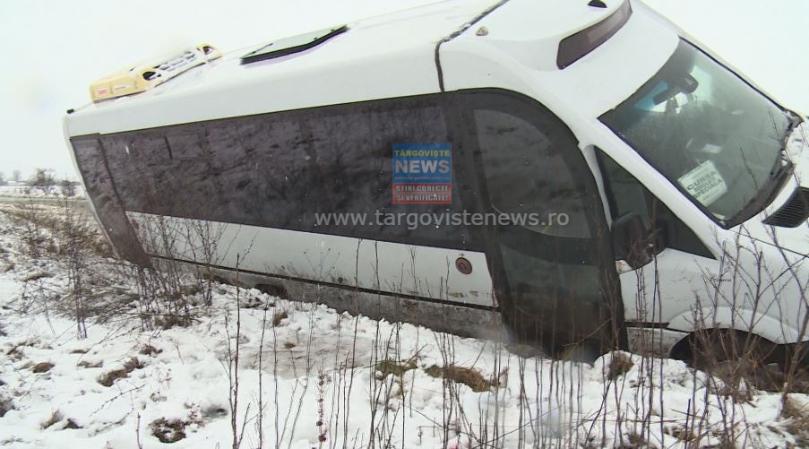 Un microbuz a derapat din cauza zăpezii şi a poleiului de pe asfalt, la Produleşti şi a ajuns în şanţ