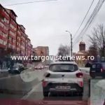 Târgovişte – Pieton amendat de poliţişti după ce s-a aventurat să treacă printre maşinile aflate în trafic şi a fost lovit de un autoturism. Momentul impactului a fost filmat!