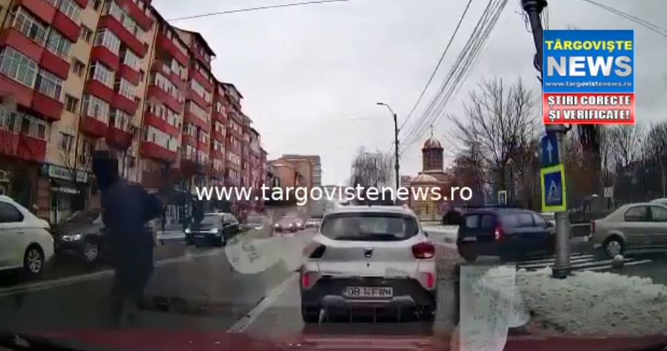 Târgovişte – Pieton amendat de poliţişti după ce s-a aventurat să treacă printre maşinile aflate în trafic şi a fost lovit de un autoturism. Momentul impactului a fost filmat!