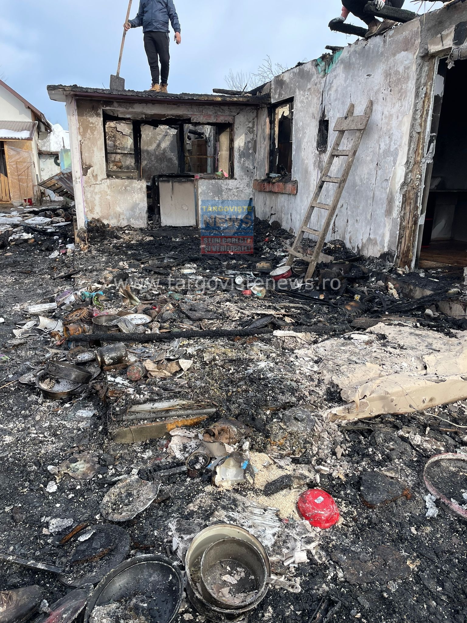Primarul din Butimanu şi-a donat salariul pentru ajutorarea unei familii rămase sub cerul liber, după un incendiu devastator. “Este cumplit să rămâi în stradă, cu doi copii, în plină iarnă”