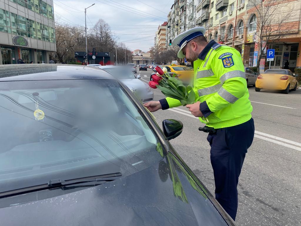 Polițiștii dâmbovițeni au continuat tradiția de “sancționare” a șoferițelor cu flori