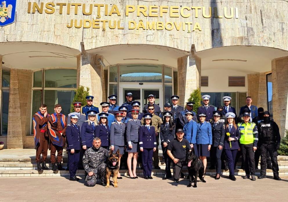 Premergător zilei de 25 martie, polițiștii din cadrul Inspectoratului de Poliție Județean Dâmbovița au fost în mijlocul comunității pentru a celebra 201 ani de la înființarea Poliției Române
