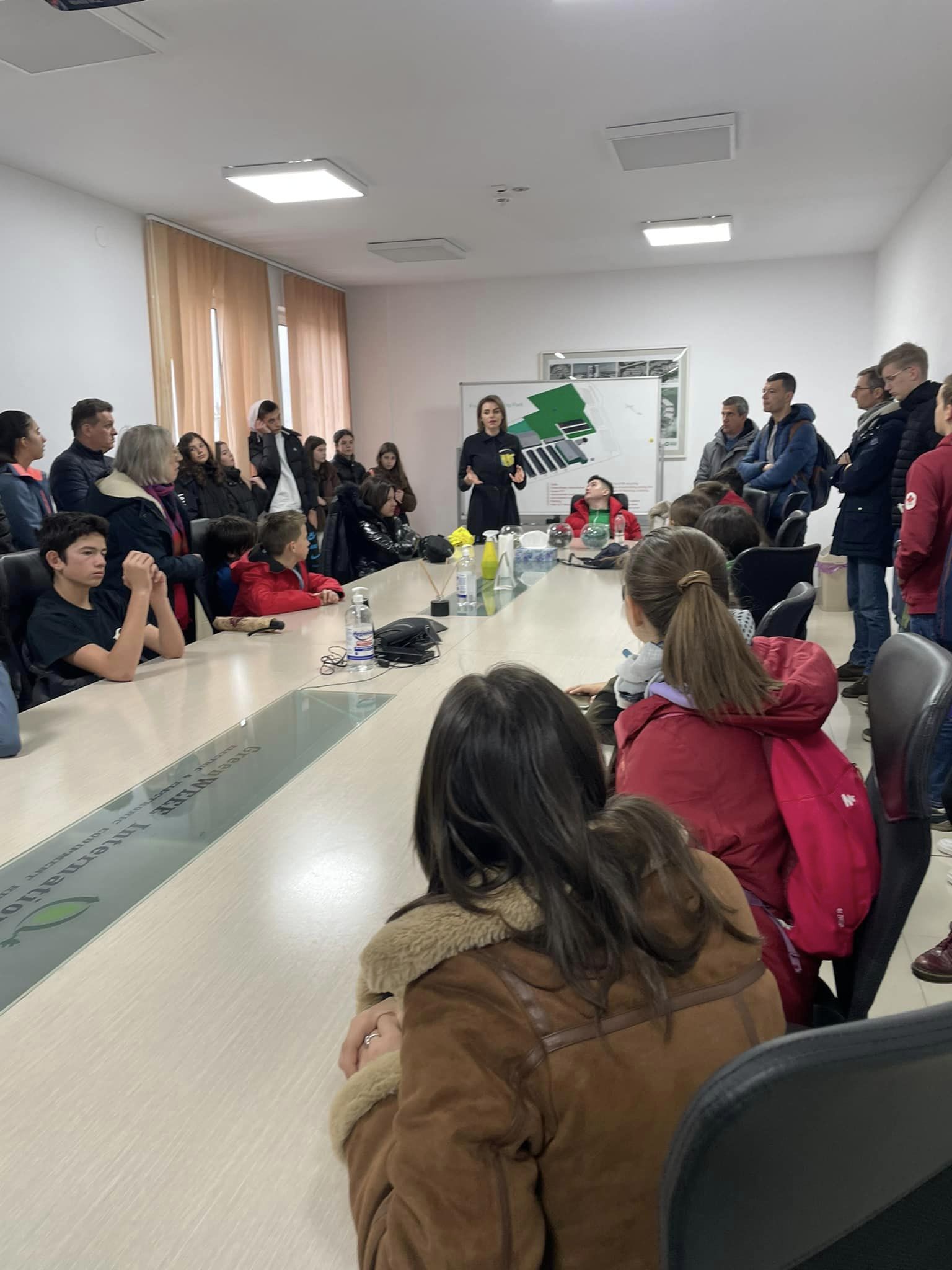 Senatorul Dragoş Popescu alături de copiii din proiectul tri-naţional “Mici rețete pentru protejarea planetei” au vizitat una dintre cele mai mari fabrici de reciclare din Europa, la Buzău
