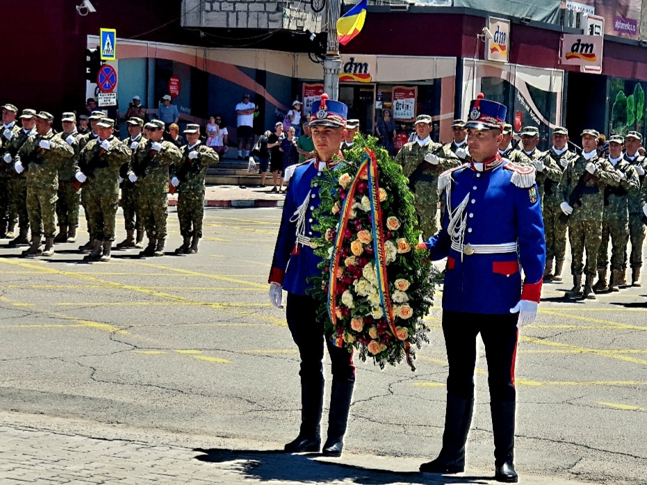 Târgoviște – Ceremonie militară și religioasă, la Monumentul Eroilor Dâmbovițeni, în Piața Tricolorului